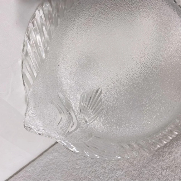 Vintage Clear & Frosted Glass Fish Plate Platter - Picture 5 of 11